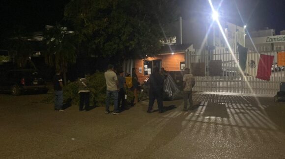 Durante la madrugada, toman usuarios la CFE en Guasave; impiden acceso y salida a cortes de energía