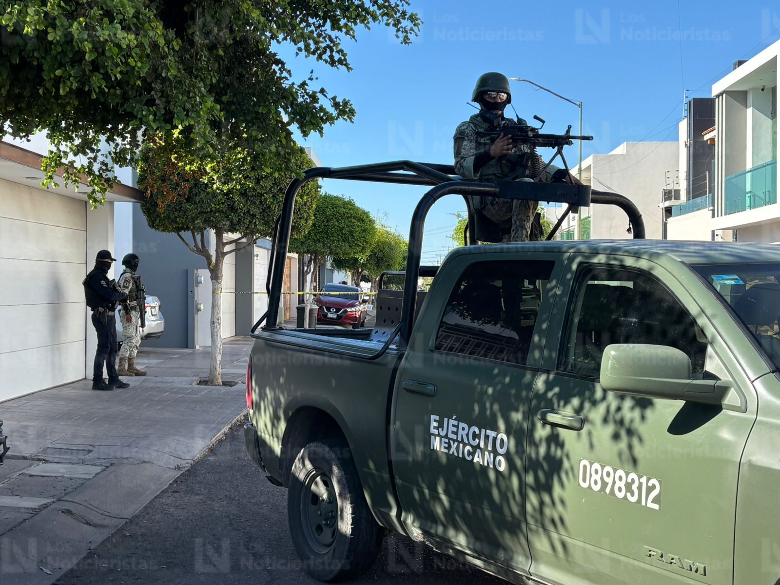 Ejecutan a balazos al conductor de una camioneta con logotipos de empresa de drones agrícolas en Culiacán