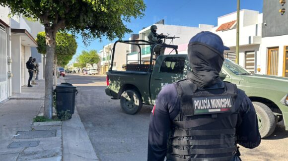 Ejecutan a balazos al conductor de una camioneta en el fraccionamiento Azaleas en Culiacán