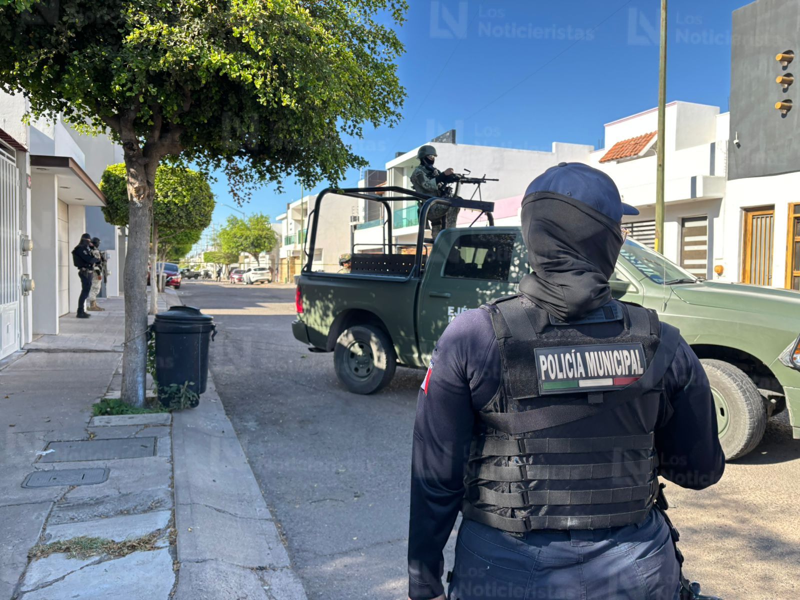 Ejecutan a balazos al conductor de una camioneta con logotipos de empresa de drones agrícolas en Culiacán