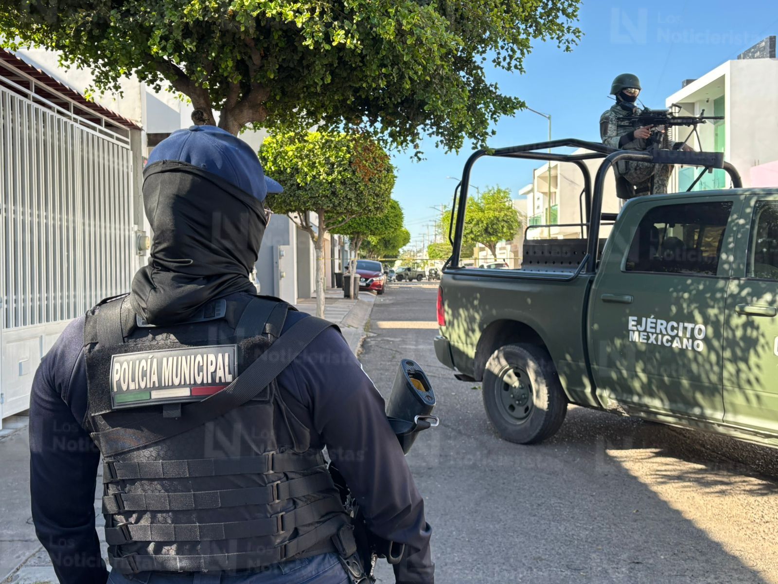 Ejecutan a balazos al conductor de una camioneta con logotipos de empresa de drones agrícolas en Culiacán