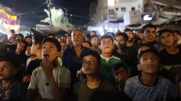 En Gaza, el futbol se vive entre ruinas y miedo a los bombardeos