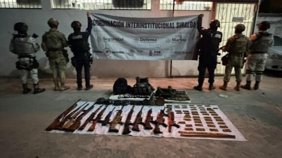 Este es el armamento asegurado en vivienda de Escuinapa, Sinaloa, donde fueron atacados policías y militares con dronazos