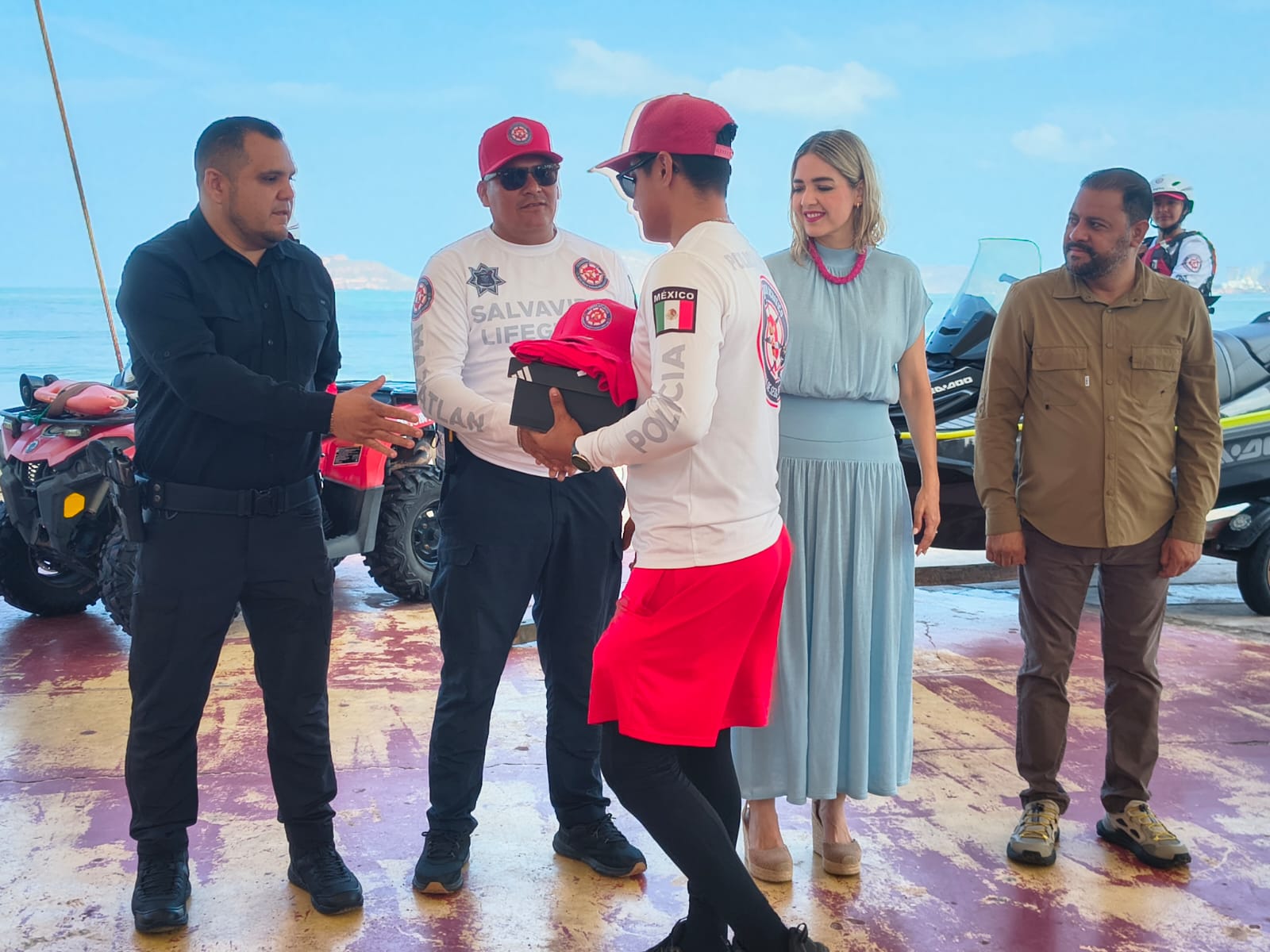 Escuadrón Acuático recibe uniformes y equipo en Mazatlán