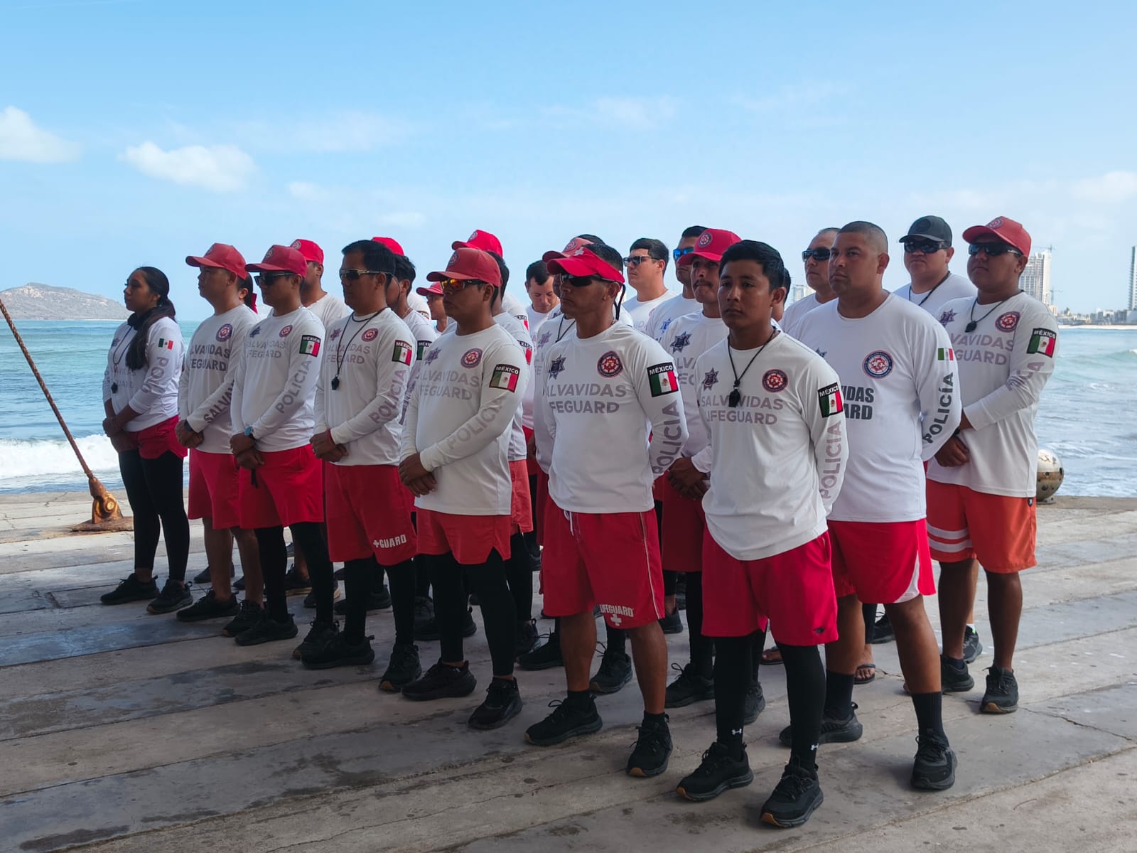Escuadrón Acuático recibe uniformes y equipo en Mazatlán