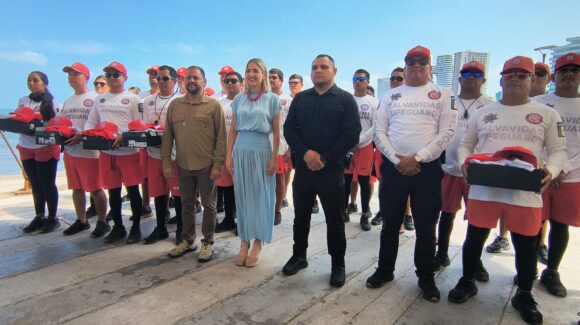 Refuerzan al Escuadrón Acuático de Mazatlán con nuevos uniformes previo al inicio de vacaciones de verano