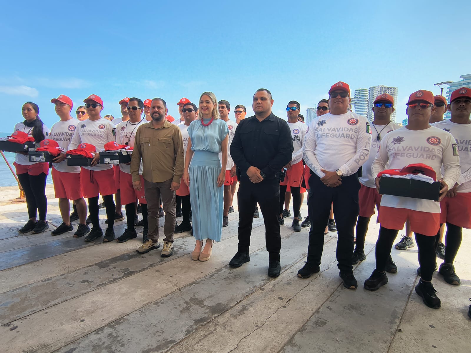 Escuadrón Acuático recibe uniformes y equipo en Mazatlán