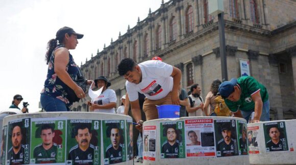 Familiares de desaparecidos en Jalisco convierten fichas en “cartitas” del Mundial 2026