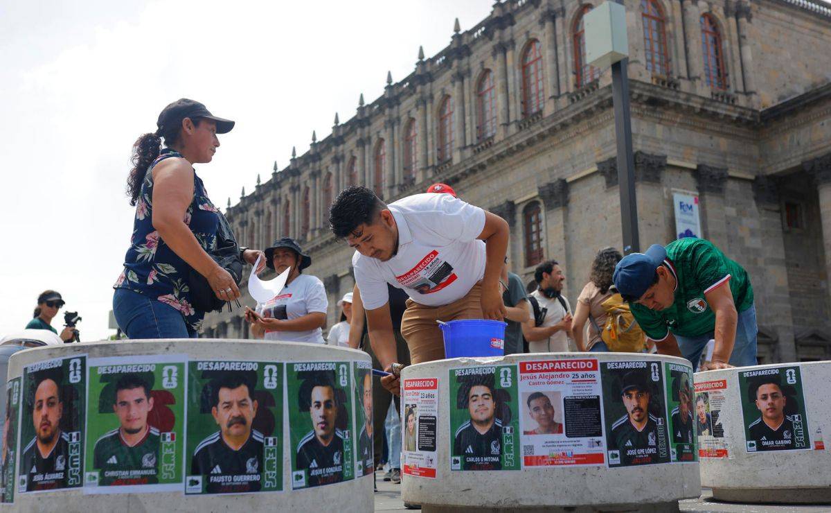 Familiares de desaparecidos en Jalisco convierten fichas en “cartitas” del Mundial 2026