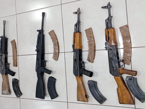 Guardia Nacional asegura 5 armas largas, chalecos tácticos, cartuchos y ponchallantas en Costa Rica, Culiacán