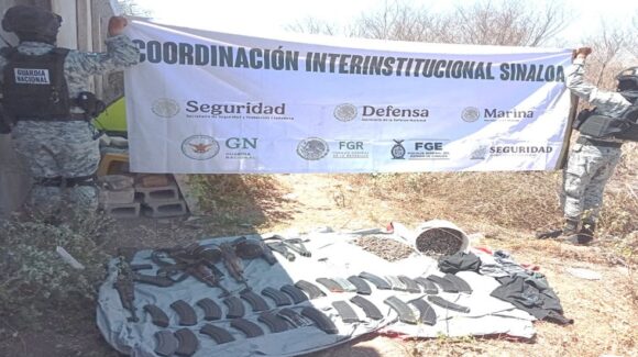 Guardia Nacional asegura tres armas largas y más de 2 mil cartuchos en el fraccionamiento Los Ángeles, en Culiacán, Sinaloa