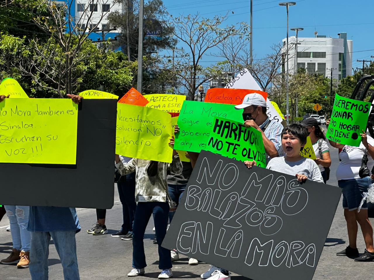 Habitantes de La Mora bloquean avenida Rafael Buelna para exigir seguridad en Mazatlán, Sinaloa