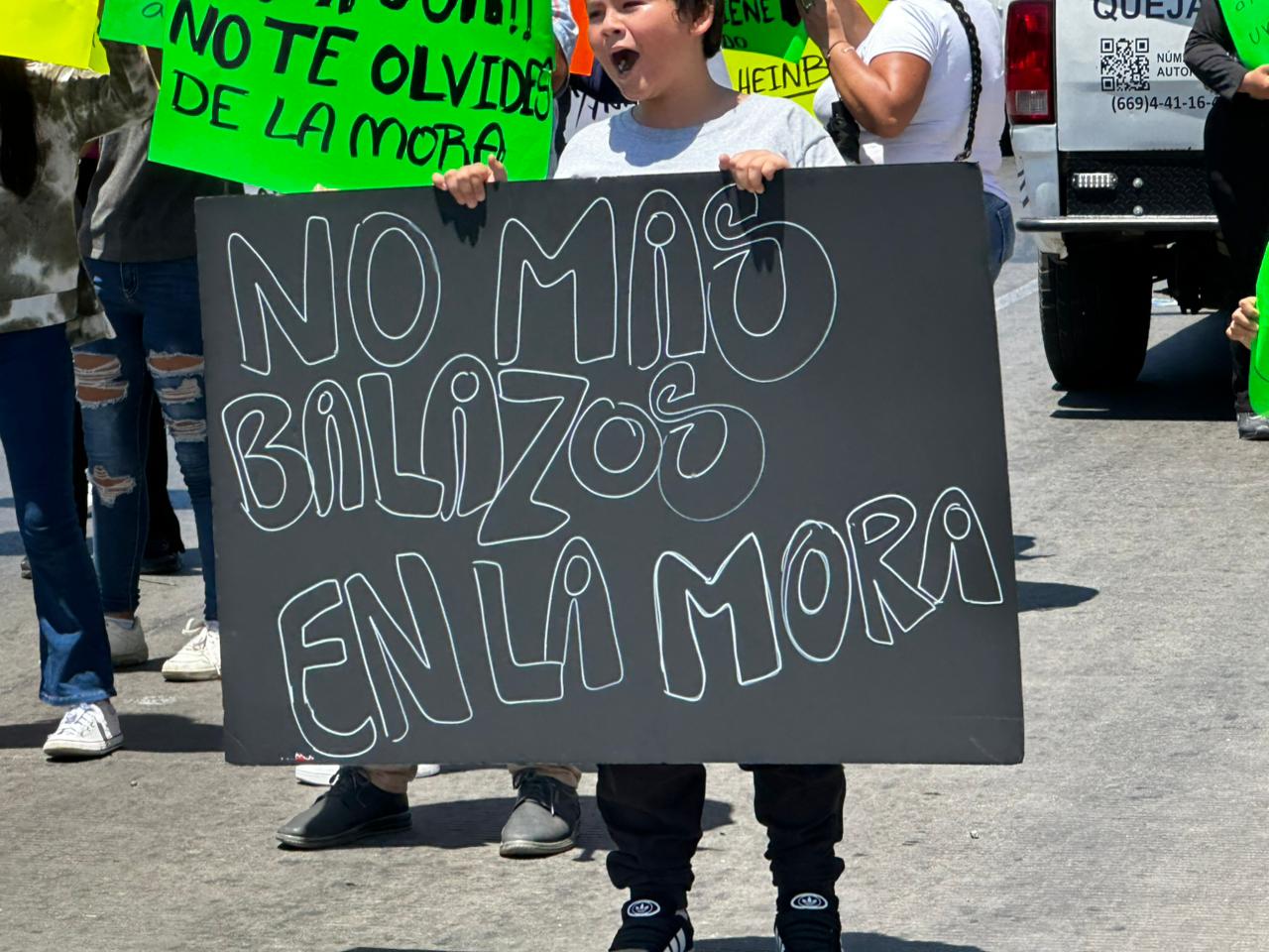 Habitantes de La Mora bloquean avenida Rafael Buelna para exigir seguridad en Mazatlán, Sinaloa