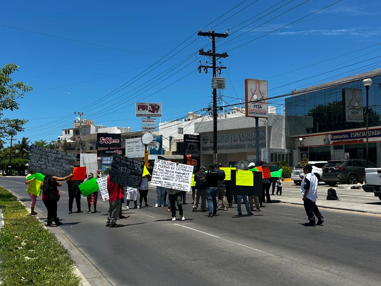 Habitantes de La Mora bloquean avenida Rafael Buelna para exigir seguridad en Mazatlán, Sinaloa