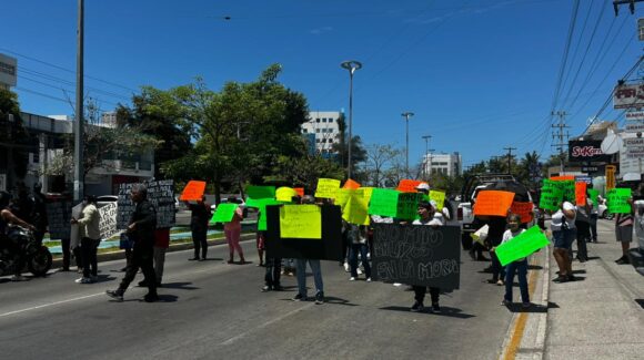¡Queremos volver a vivir en paz! Habitantes de La Mora bloquean avenida Rafael Buelna para exigir seguridad en Mazatlán, Sinaloa