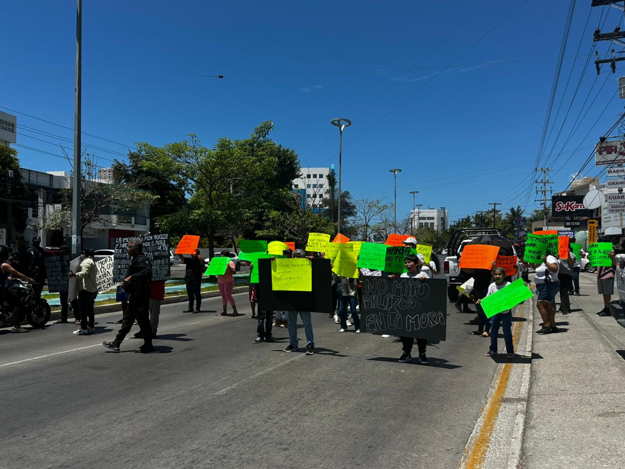 Habitantes de La Mora bloquean avenida Rafael Buelna para exigir seguridad en Mazatlán, Sinaloa