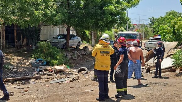 Hombre intenta podar los árboles y recibe una descarga eléctrica en Rincón del Parque de Culiacán