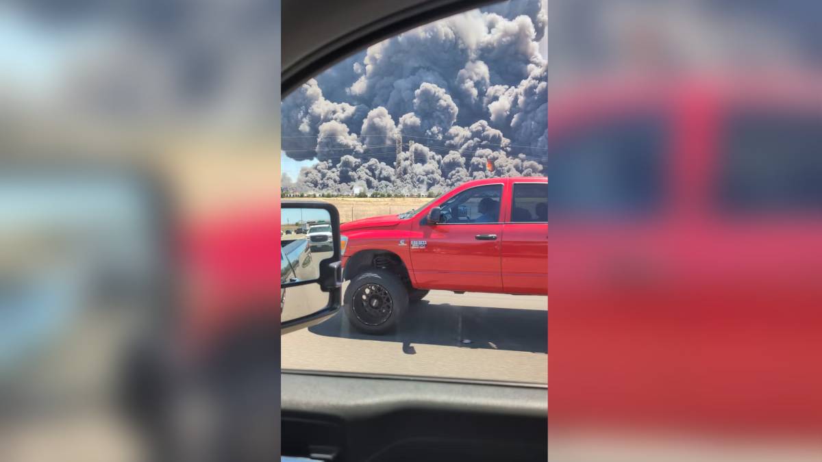 Incendio consume bodega de equipo médico en California