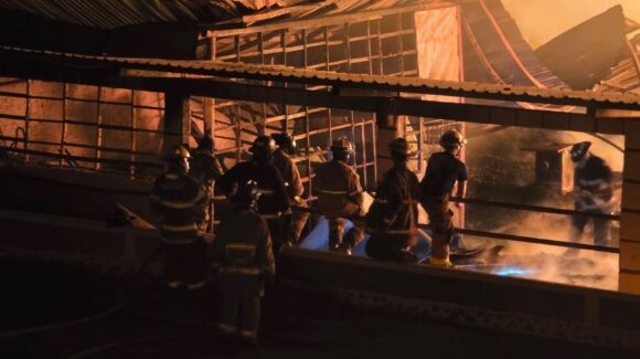 Incendio en fábrica de tarimas en La Noria, Sinaloa, moviliza a cuerpos de emergencia; descartan acto intencional