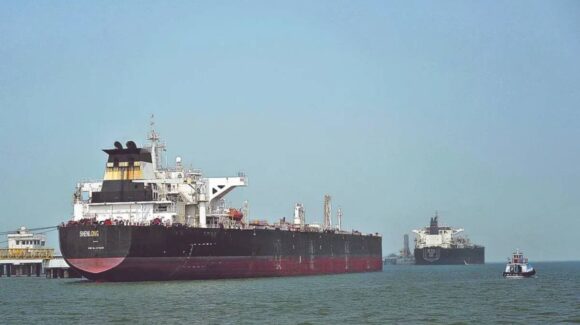 Irán anuncia cierre total del estrecho de Ormuz tras ofensiva de EU
