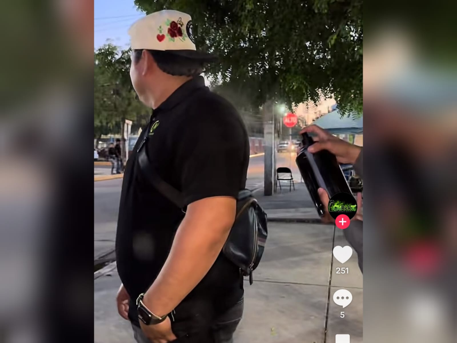 Joven se hace viral por su forma de comercializar fragancias en Culiacán