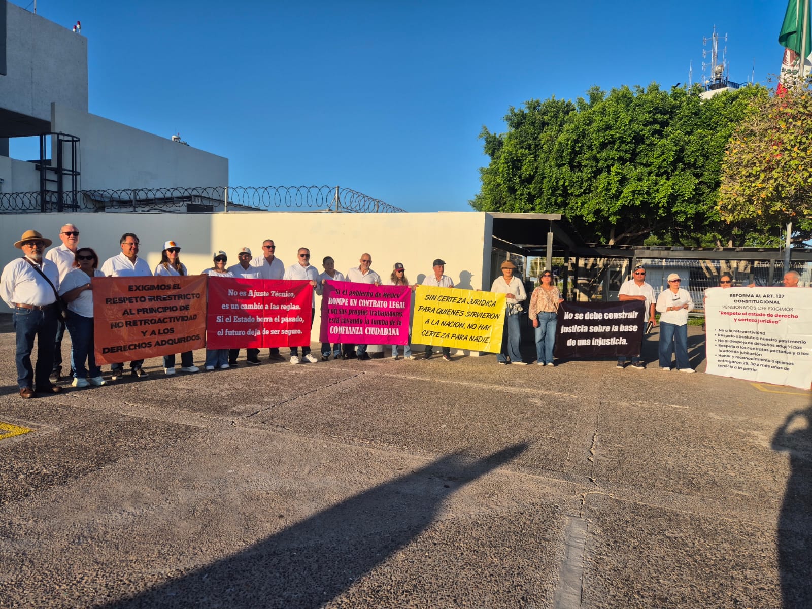 Jubilados de CFE protestan en el Aeropuerto de Los Mochis por reducción a sus ingresos