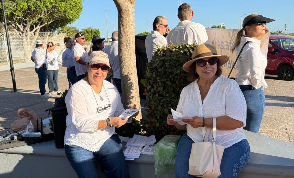 Jubilados de CFE protestan en el Aeropuerto de Los Mochis por reducción a sus ingresos