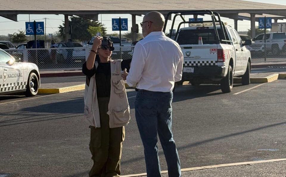 Jubilados de CFE protestan en el Aeropuerto de Los Mochis por reducción a sus ingresos