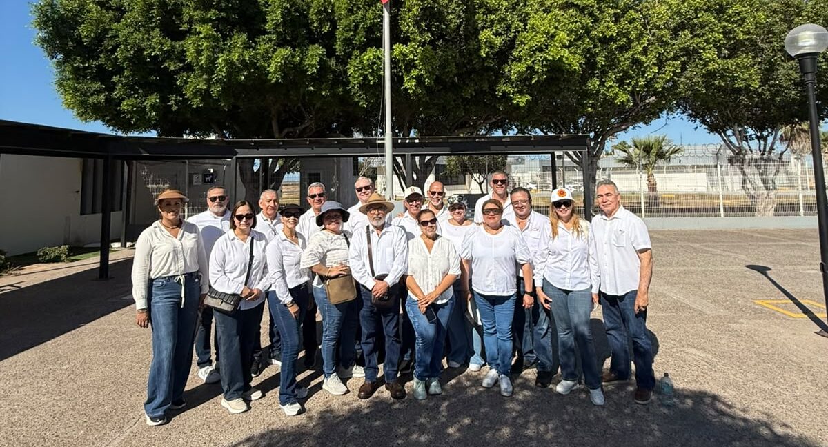 Jubilados de CFE protestan en el Aeropuerto de Los Mochis por reducción a sus ingresos