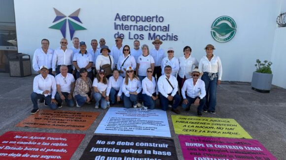 Jubilados de CFE protestan en el Aeropuerto de Los Mochis por reducción a sus ingresos