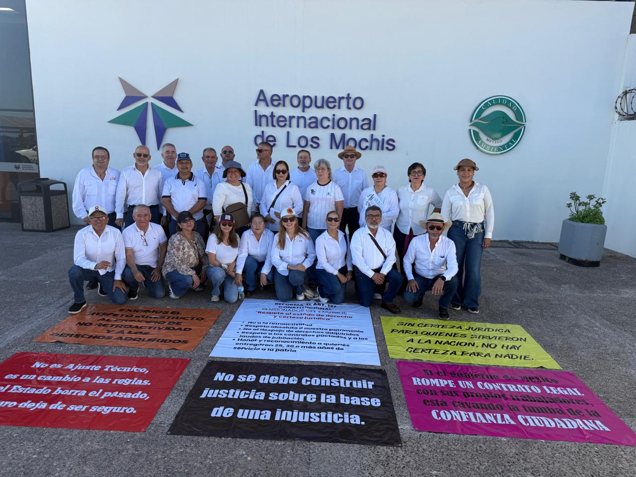 Jubilados de CFE protestan en el Aeropuerto de Los Mochis por reducción a sus ingresos