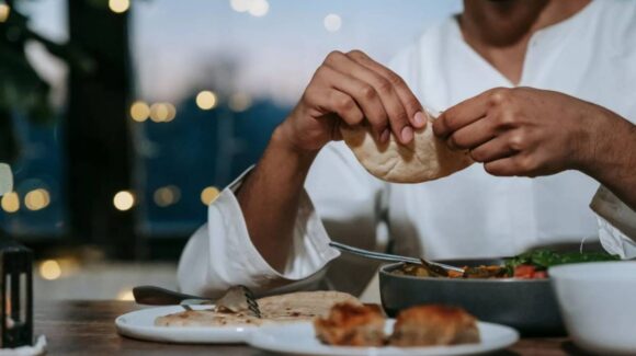 ¿Por qué cenar tarde afecta tu descanso y metabolismo? Esto dicen los especialistas
