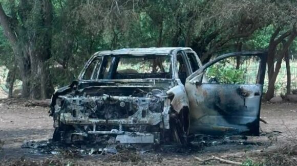 Localizan tres vehículos calcinados y restos humanos en la zona rural de Mazatlán