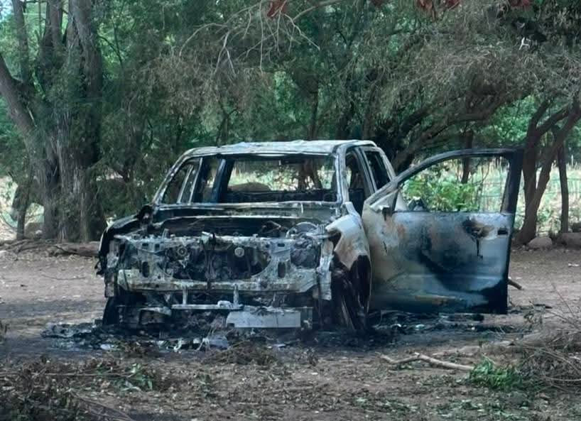 Localizan tres vehículos calcinados y restos humanos en la zona rural de Mazatlán