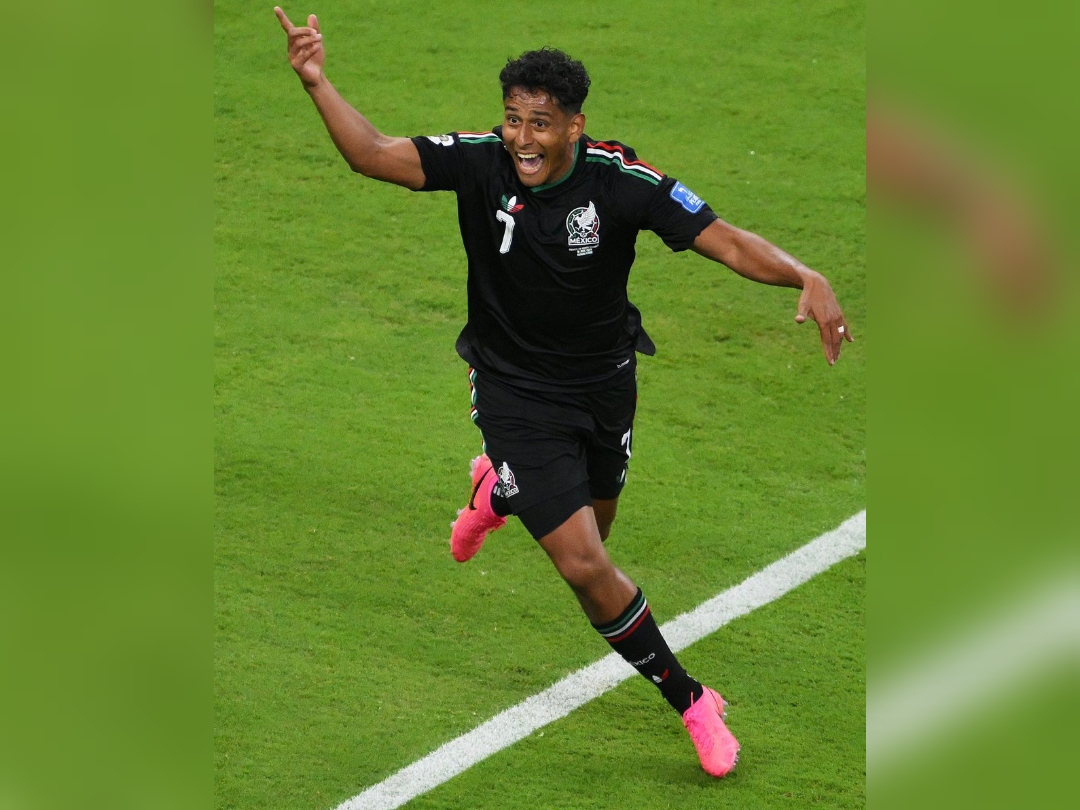 Luis Romo anota unn gol para el triunfo de México