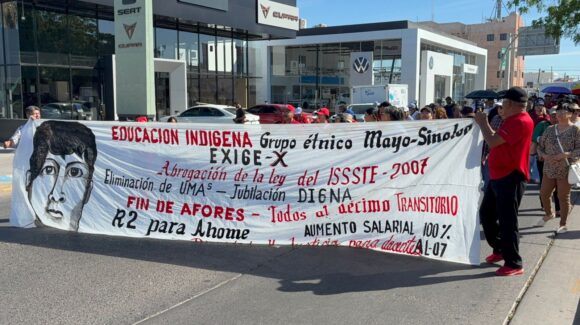 Docentes del norte de Sinaloa vuelven a las calles; marchan en Los Mochis para exigir solución a demandas nacionales y estatales