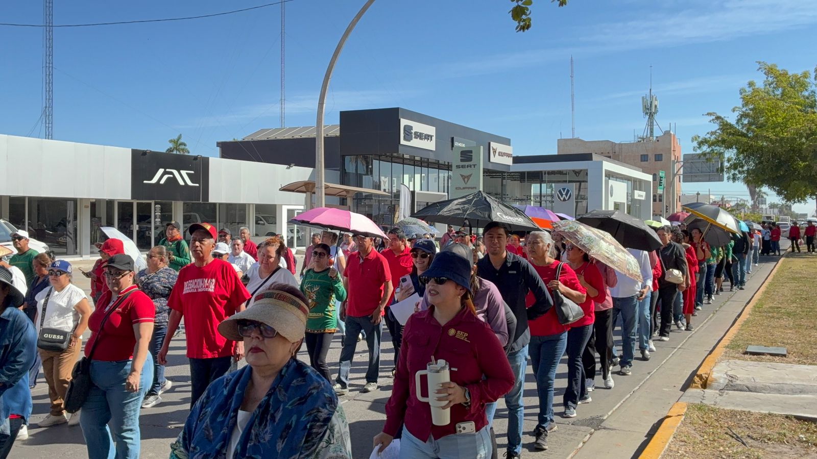 Maestros marchan en Los Mochis para exigir solución a demandas nacionales y estatales