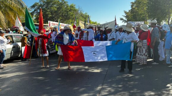 Manifestantes de ¡Aquí No! en Ahome, Sinaloa, realizan protesta pacífica