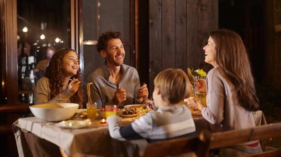 ¿A qué hora conviene cenar? Expertos revelan el horario ideal para dormir mejor y cuidar la salud