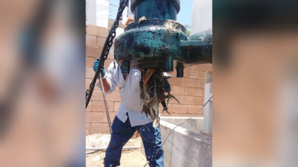 Previo a las lluvias, limpian cárcamos de aguas residuales en Culiacán; llama Japac a no arrojar pañales, toallitas, condones y aceites