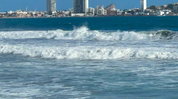 Oleaje elevado mantiene en alerta a Mazatlán, Sinaloa; refuerzan vigilancia por mar de fondo