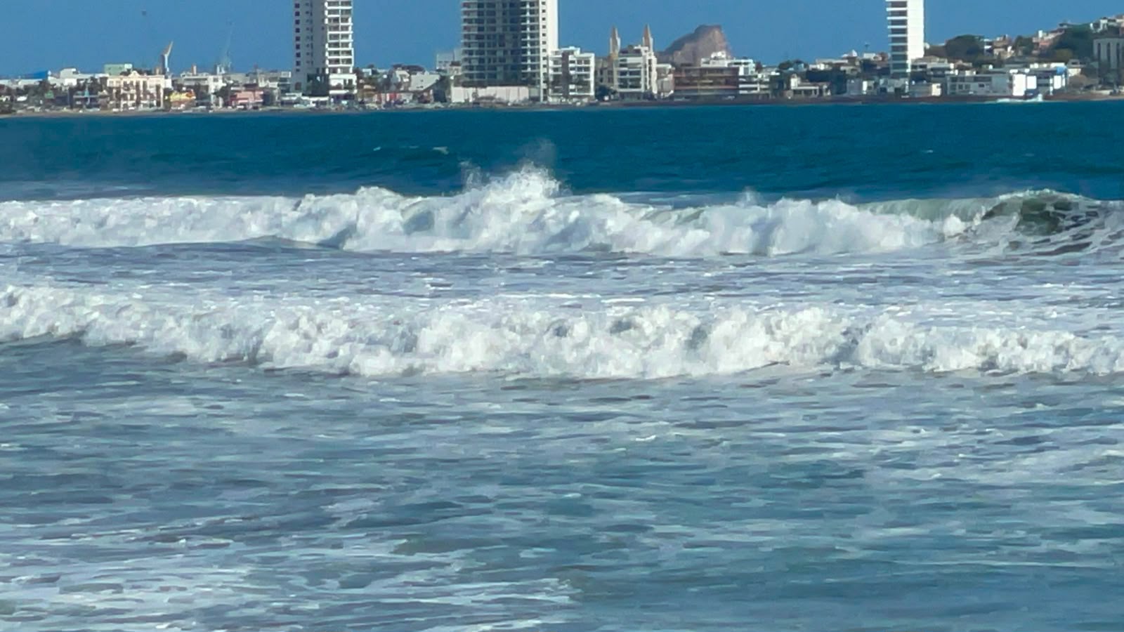 Oleaje elevado en playas de Mazatlán