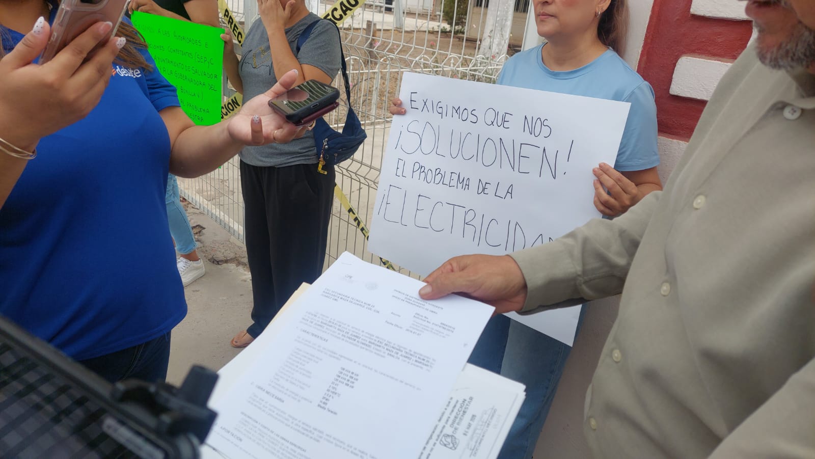 Padres toman la Secundaria Técnica 25 de Tamazula II en Salvador Alvarado