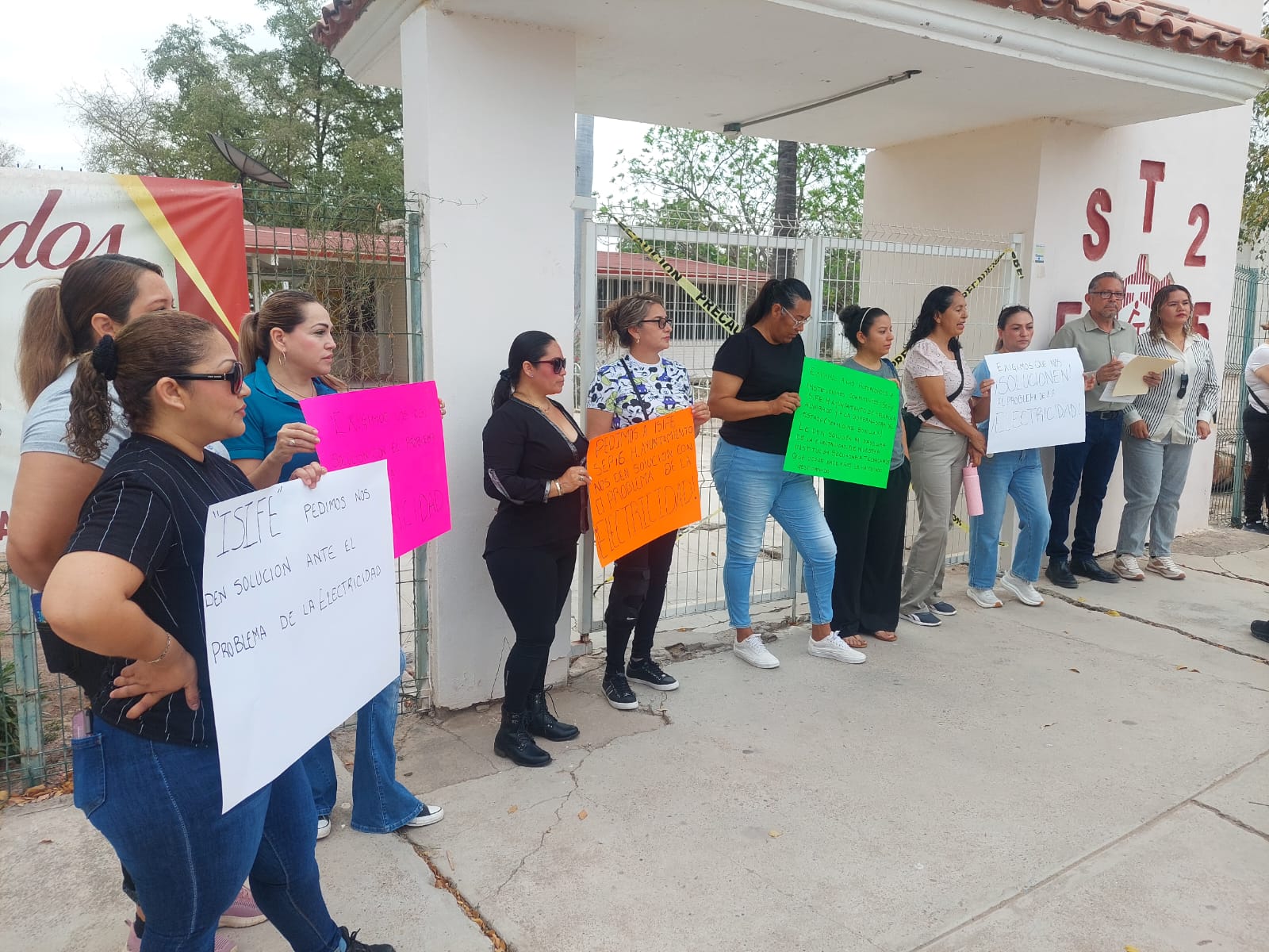 Padres toman la Secundaria Técnica 25 de Tamazula II en Salvador Alvarado