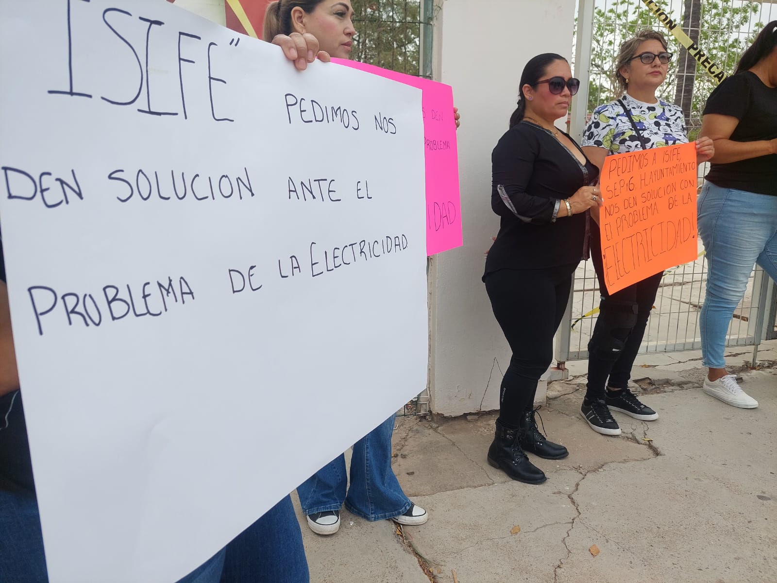 Padres toman la Secundaria Técnica 25 de Tamazula II en Salvador Alvarado