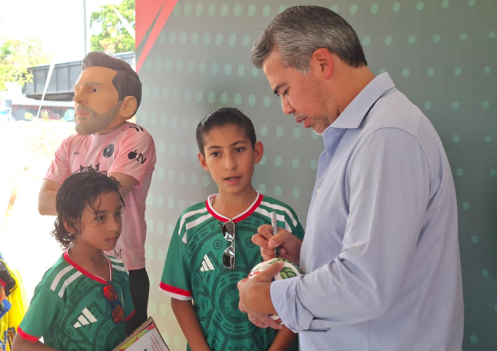 Pavel Pardo llama a apoyar a la Selección Mexicana y a que niños persigan sus sueños durante visita a Culiacán