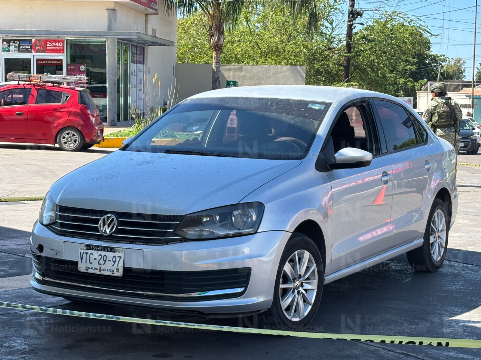 Privan de la libertad al conductor de un Volkswagen Vento en una gasolinera del sector Mercado de Abastos en Culiacán