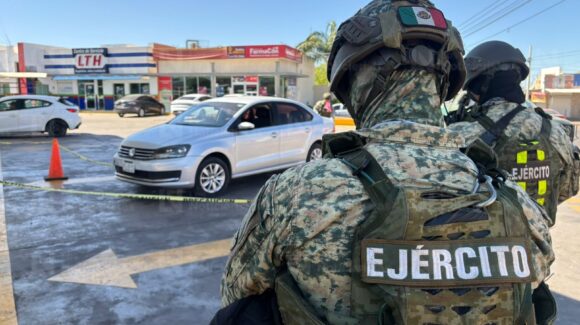 Privan de la libertad al conductor de un vehículo en una gasolinera del Mercado de Abastos en Culiacán