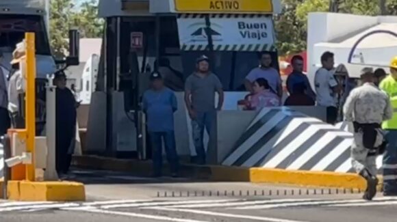 “Estamos en números rojos”, productores de maíz dejan a libre paso y pago la caseta Costa Rica, en Culiacán