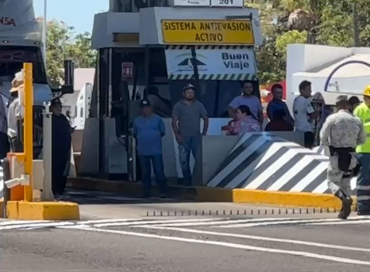 Productores de maíz dejan a libre paso y pago la caseta Costa Rica, en Culiacán